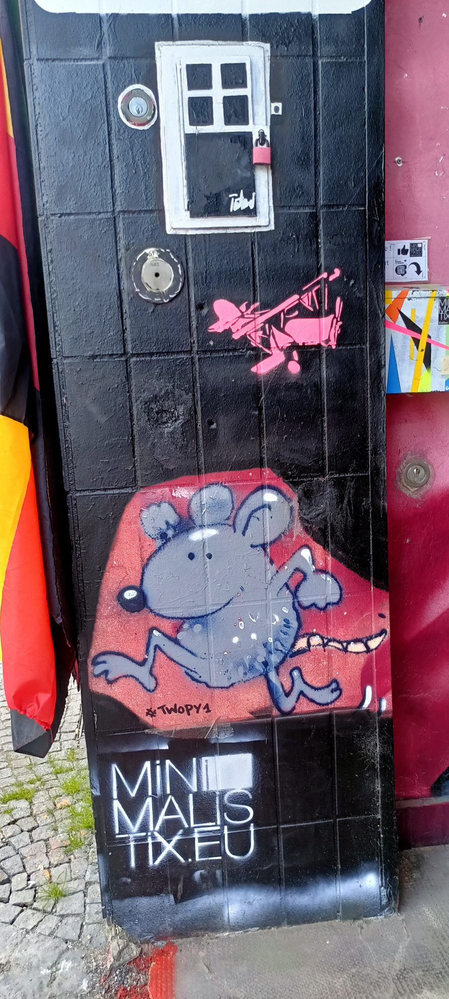 Mouse with Pink Plane by Twopy — Street art in Berlin