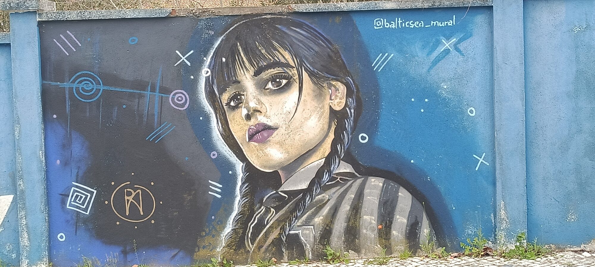 Portrait de Mercredi Addams — Street art de Robert Anderle (Baltic Sea) à Lisboa