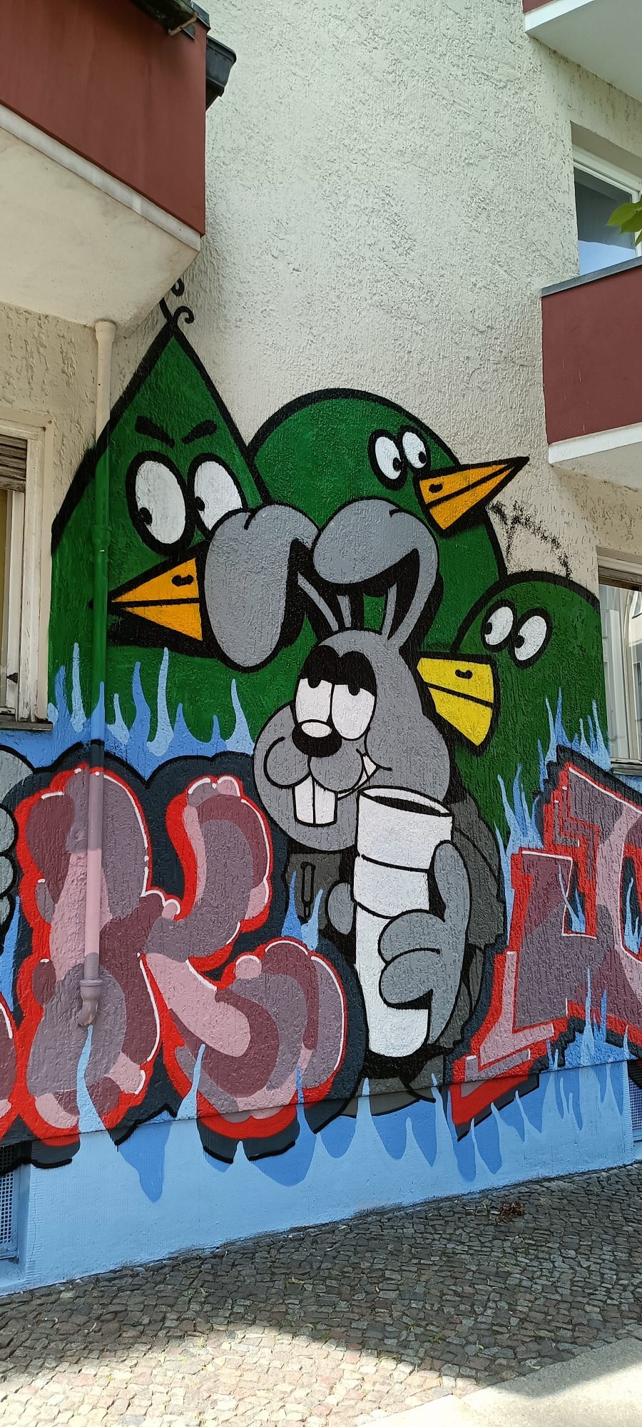Invasion d'oiseaux verts au coin de rue — Street art à Berlin