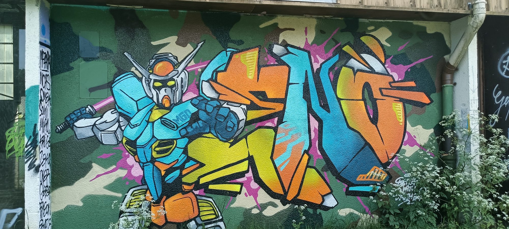 Robot Gundam au lettrage orange — Street art à Sainte-Luce-sur-Loire