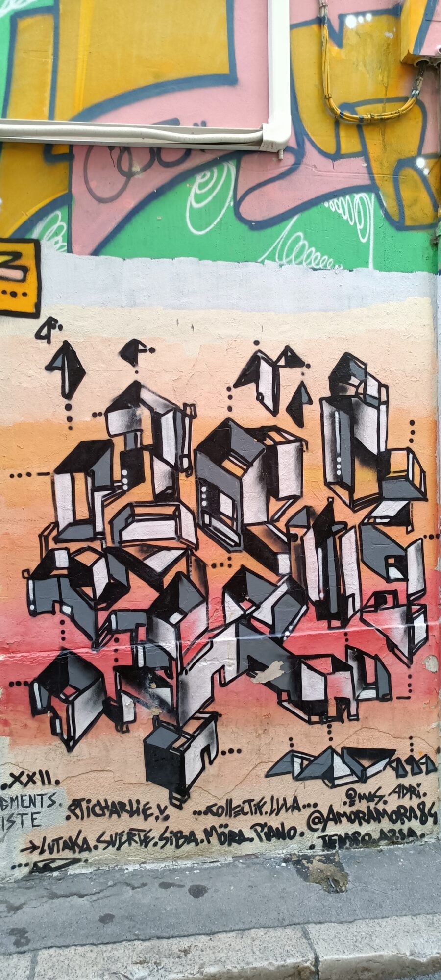 White volumes and arrows by Kollektif LULA — Street art in Marseille