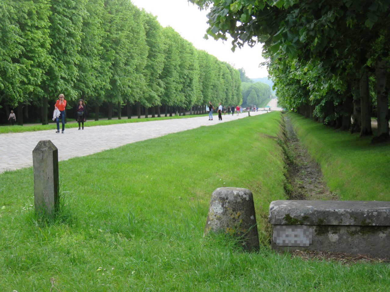 VRS_27, Space Invader on Allée du Manège — Street art by Invader in Versailles