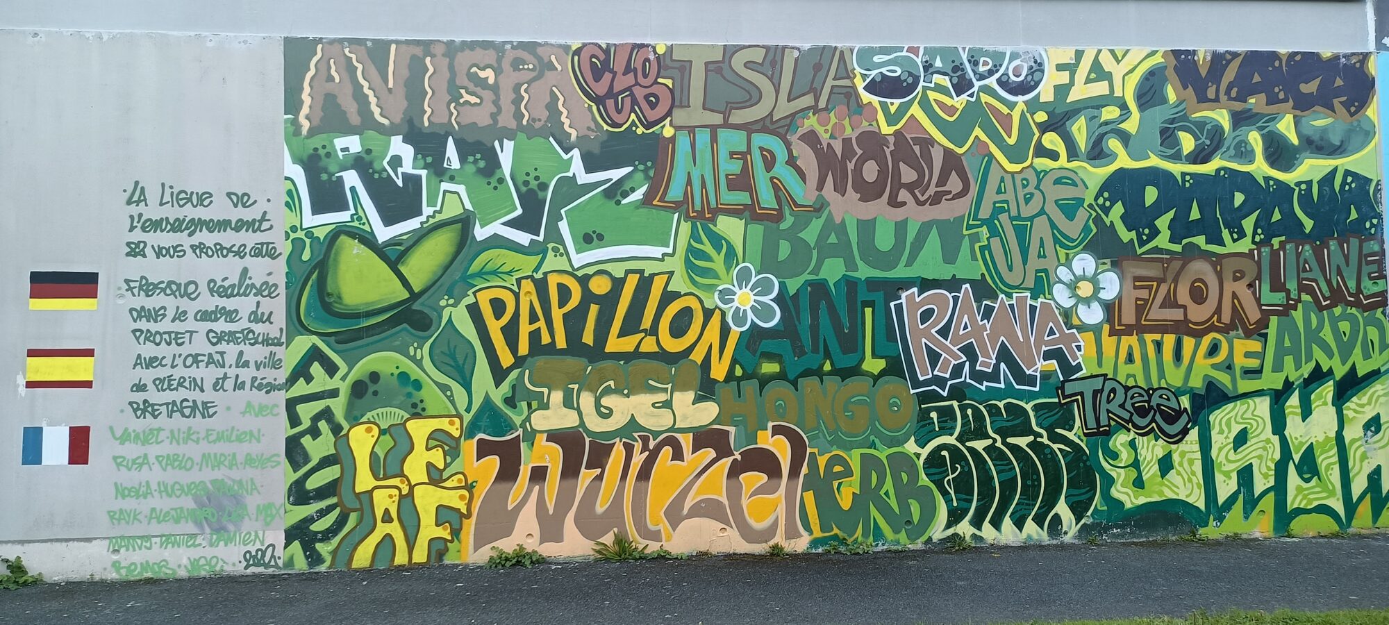 Franco-German green word wall — Street art in Plérin