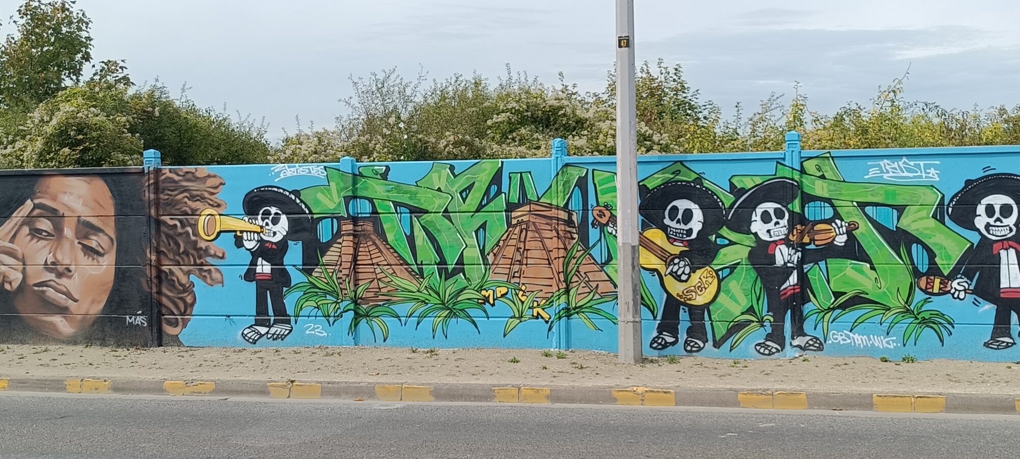 Mariachis squelettes et pyramides mayas — Street art à Reims