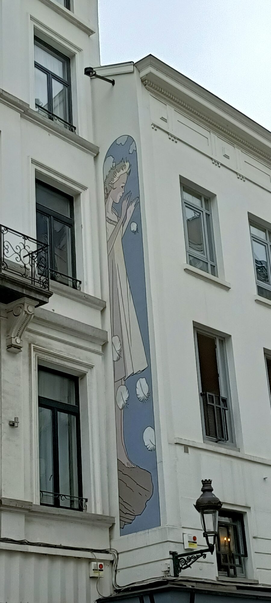 Fée Art nouveau aux coquillages — Street art à Bruxelles