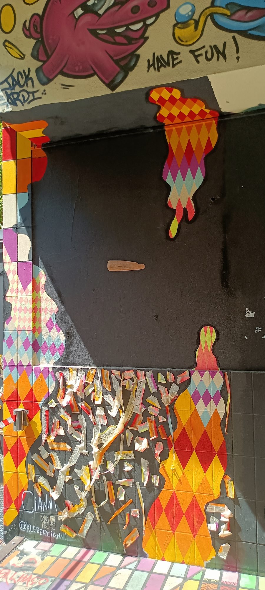 Arlequins déchirés de Kleber Cianni — Street art de Kleber Cianni à Berlin