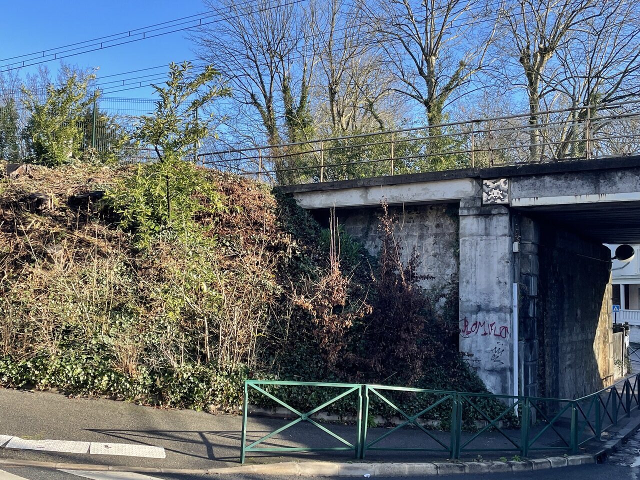 FTBL_11, Space Invader d'Eurovélo Trois - Véloroute des Pèlerins — Street art de Invader à Bois-le-Roi