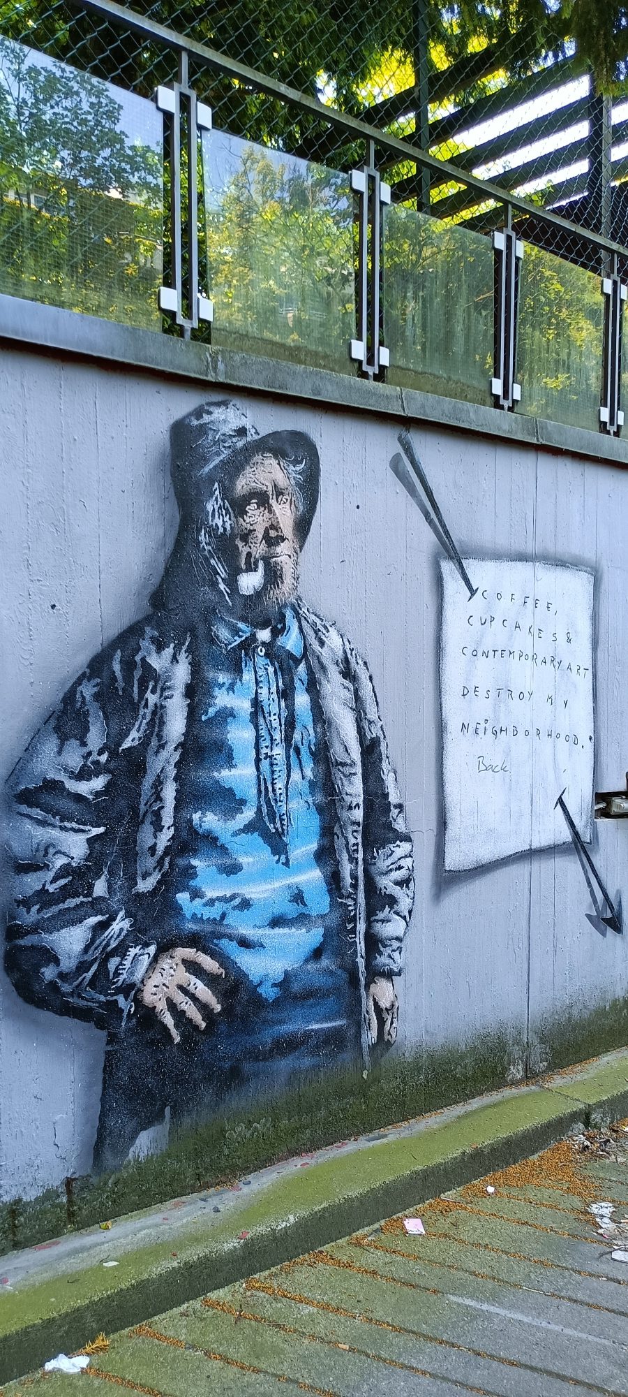 Le vieux marin au panneau — Street art à Berlin