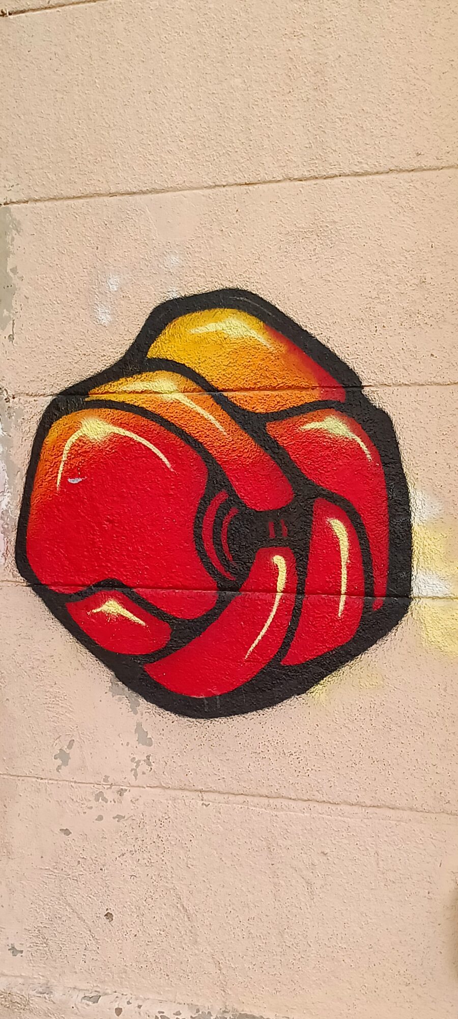 Forme rouge et orange cernée de noir — Street art à Marseille
