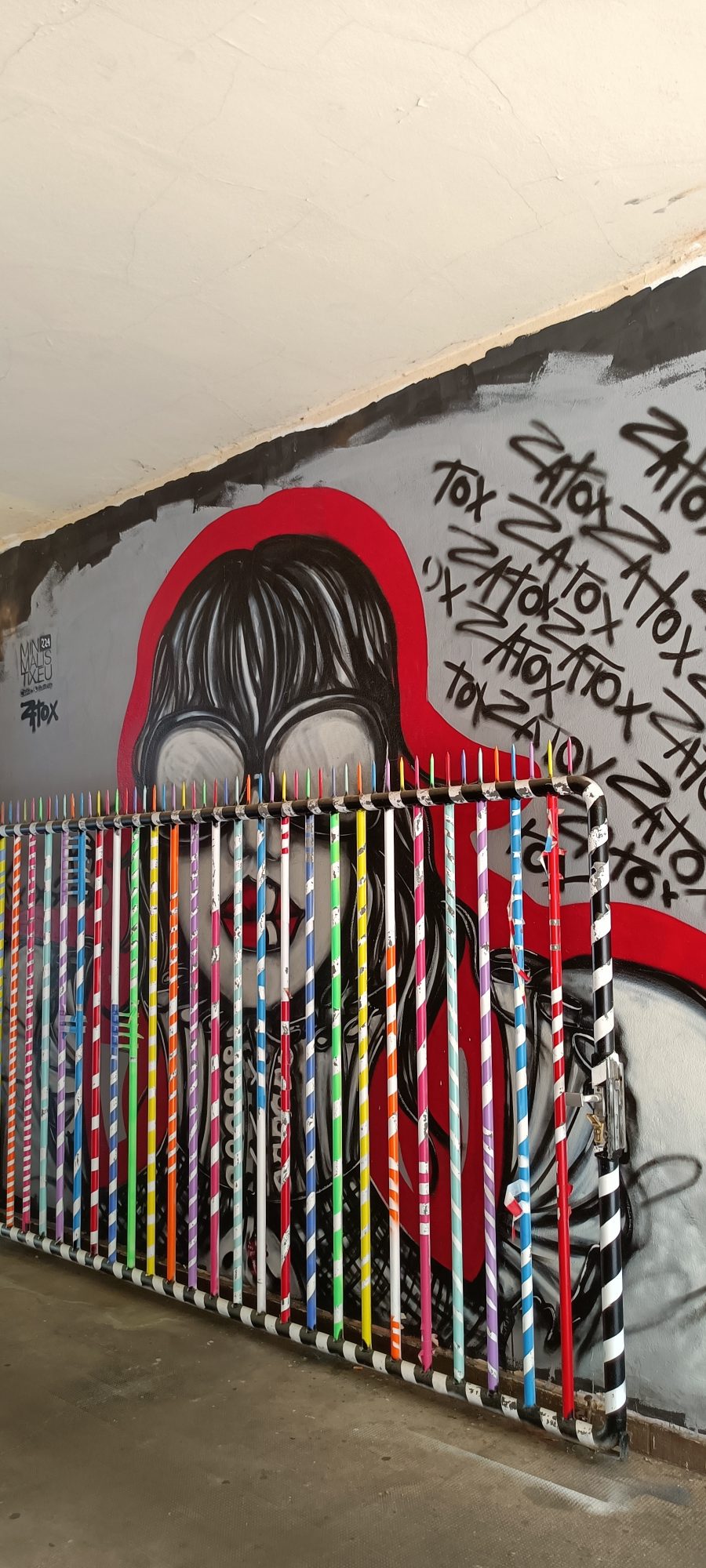Capuche rouge derrière les barreaux de Zatox — Street art à Berlin