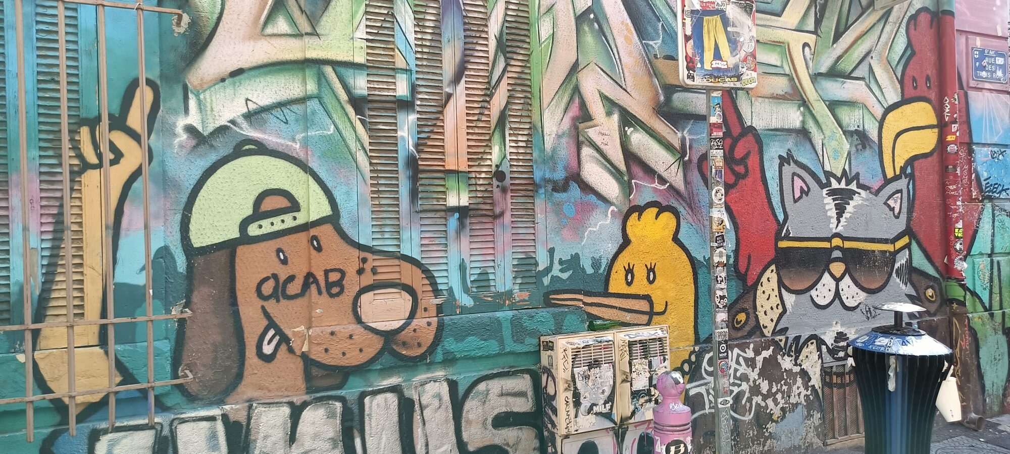Capped dog and loud-mouthed characters — Street art in Marseille
