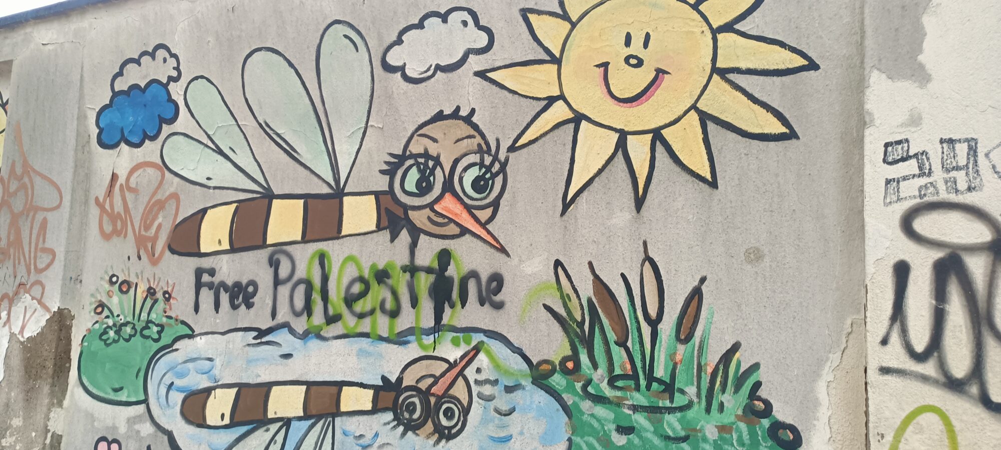 Dragonflies at the water's edge — Street art in Düsseldorf