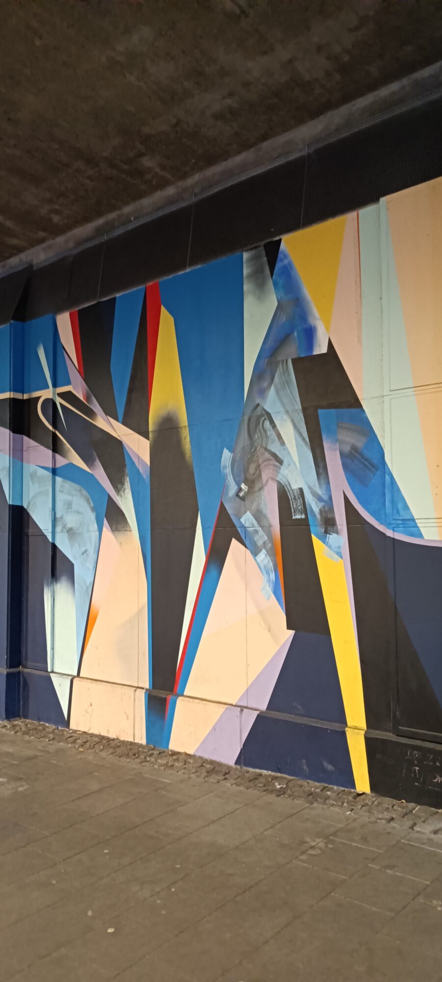 Geometric shards in blue and yellow — Street art by Théo Lopez in Düsseldorf
