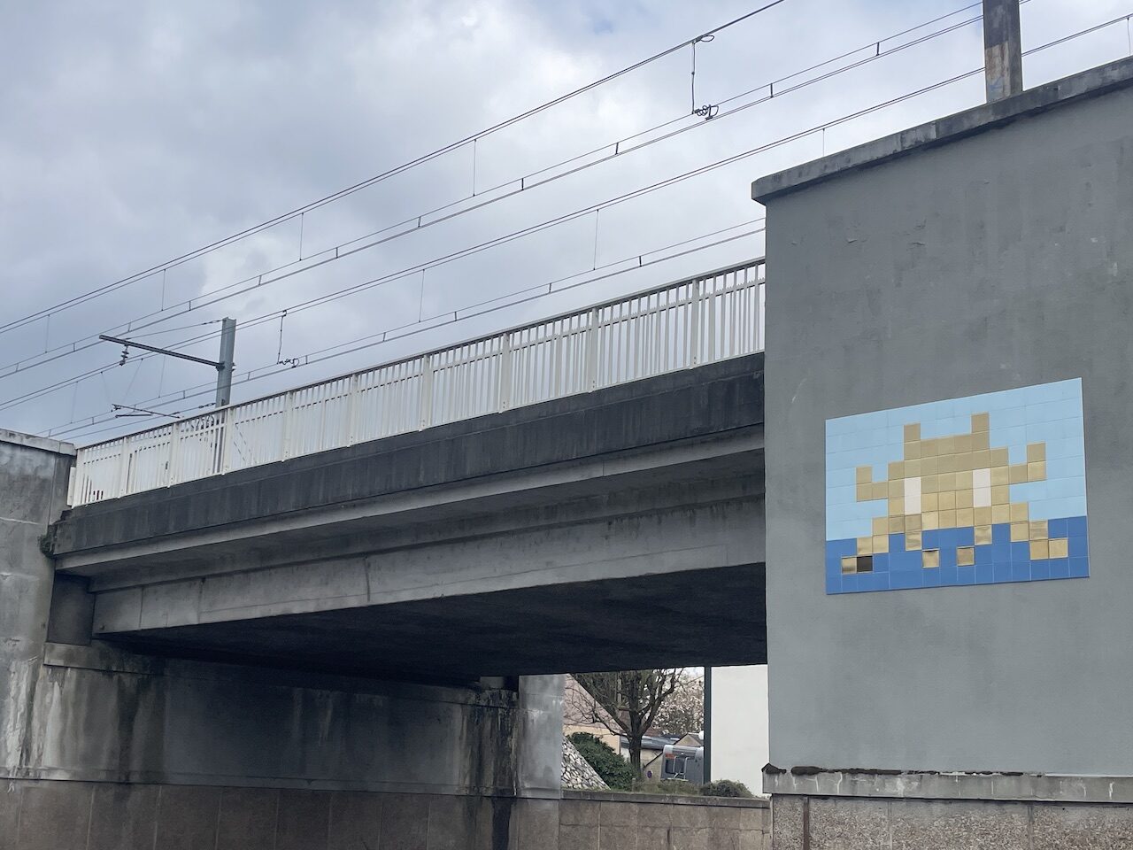 ORLN_09, Space Invader on Quai du Roi — Street art by Invader in Orléans