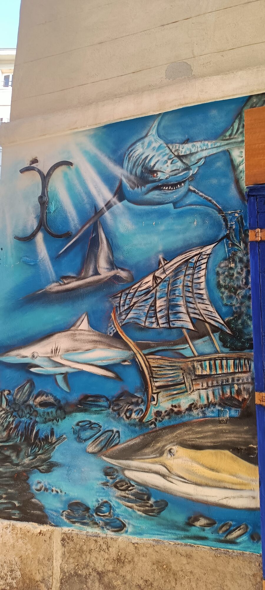 Requins autour d'une épave — Street art à Marseille