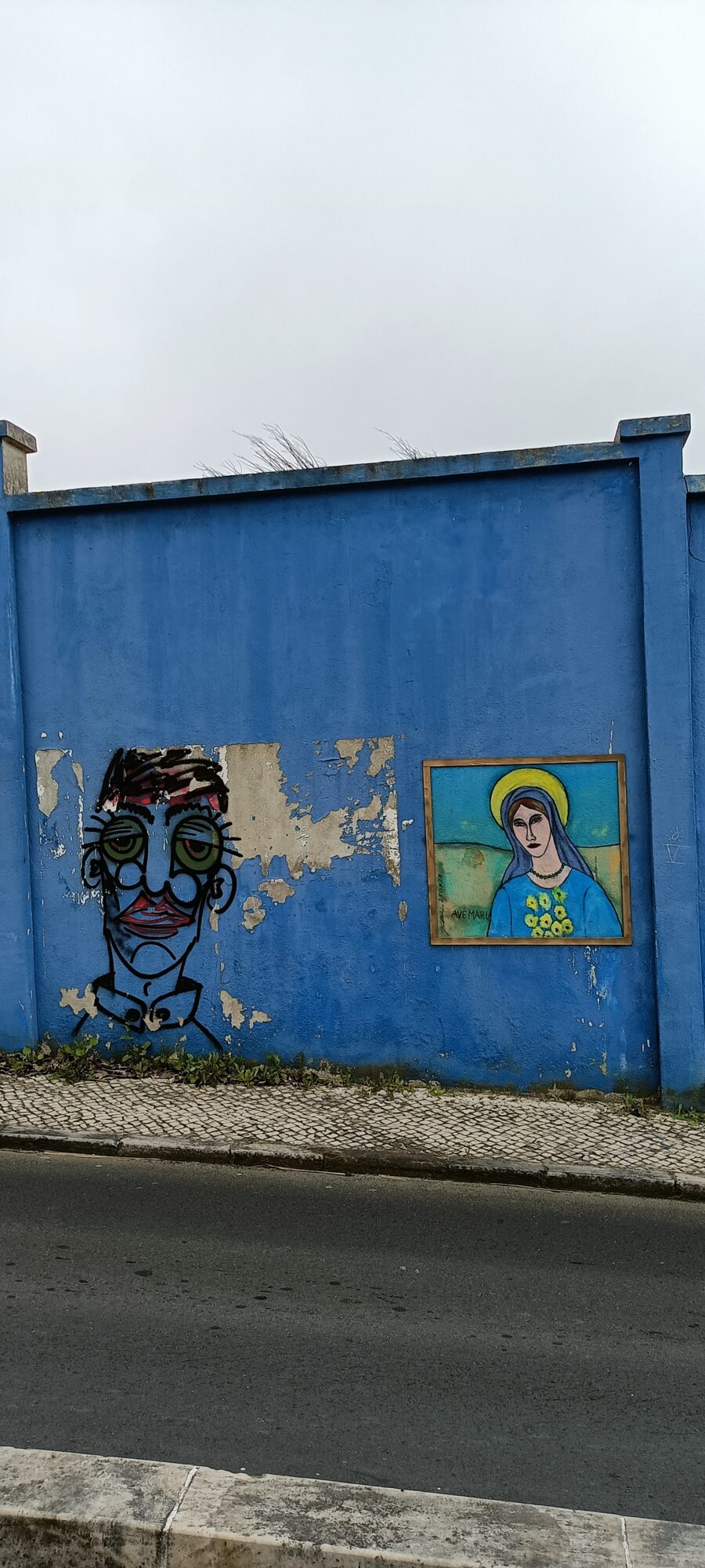 Visage au trait et Ave Maria encadrée — Street art à Lisboa