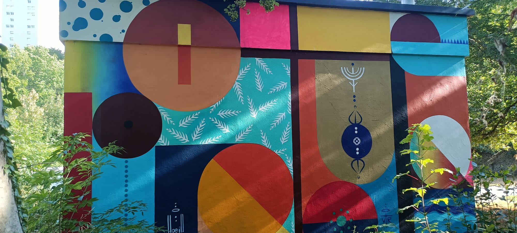 Composition géométrique aux disques colorés — Street art de LLOEILL à Nantes