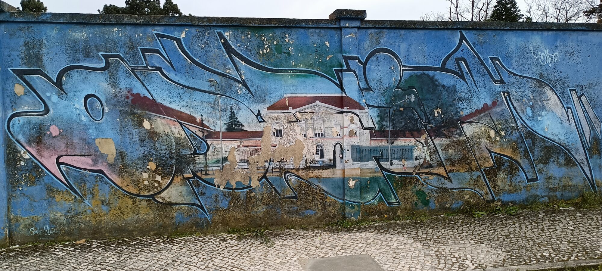 Quinta peinte dans un lettrage bleu — Street art à Lisboa