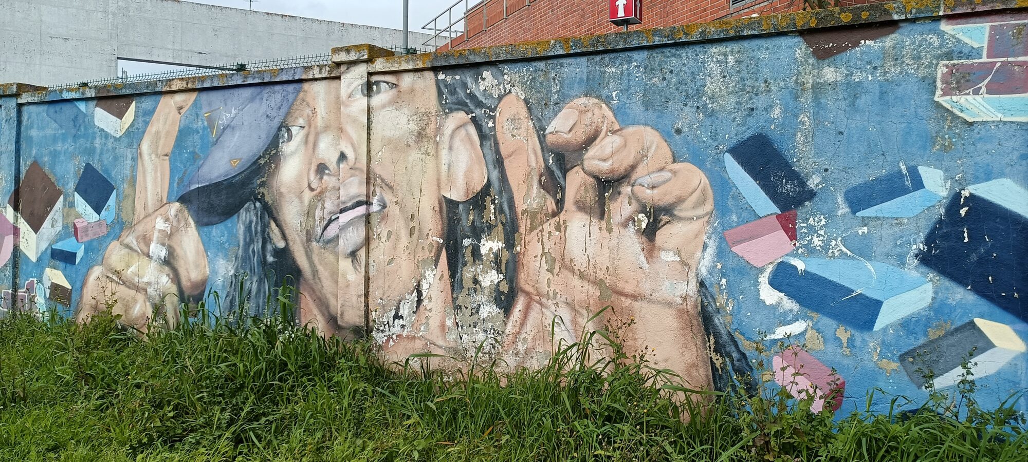 Visage à la casquette et poing serré — Street art à Lisboa
