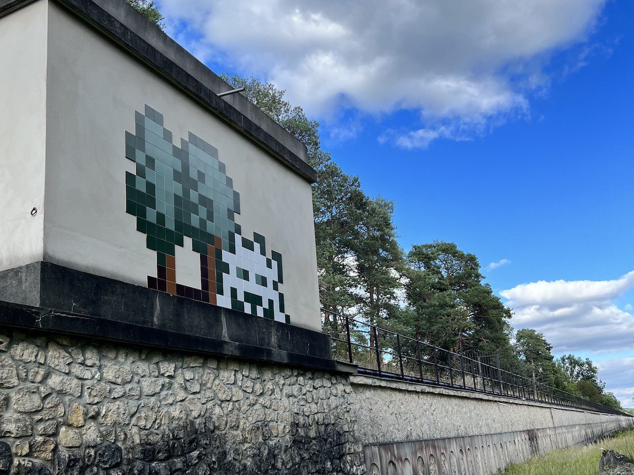 FTBL_39, Space Invader de la D58 — Street art de Invader à Fontainebleau