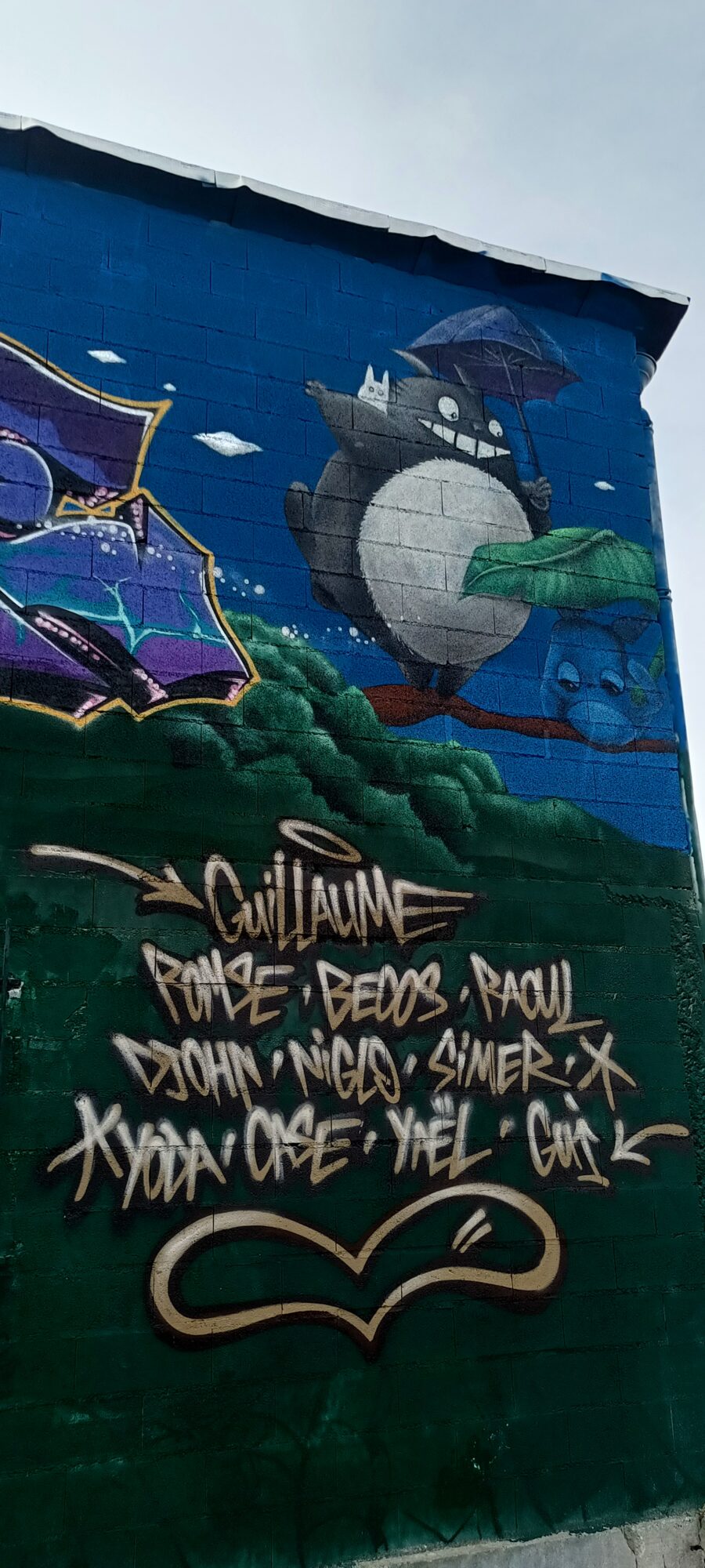 Totoro au parapluie et hommage à Guillaume — Street art à Bétheny