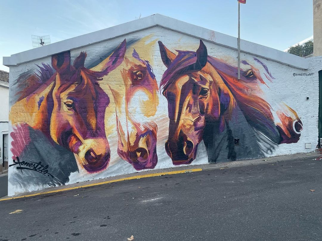 Les chevaux des Tres Tombs — Street art de Konestilo à La Bisbal del Penedès