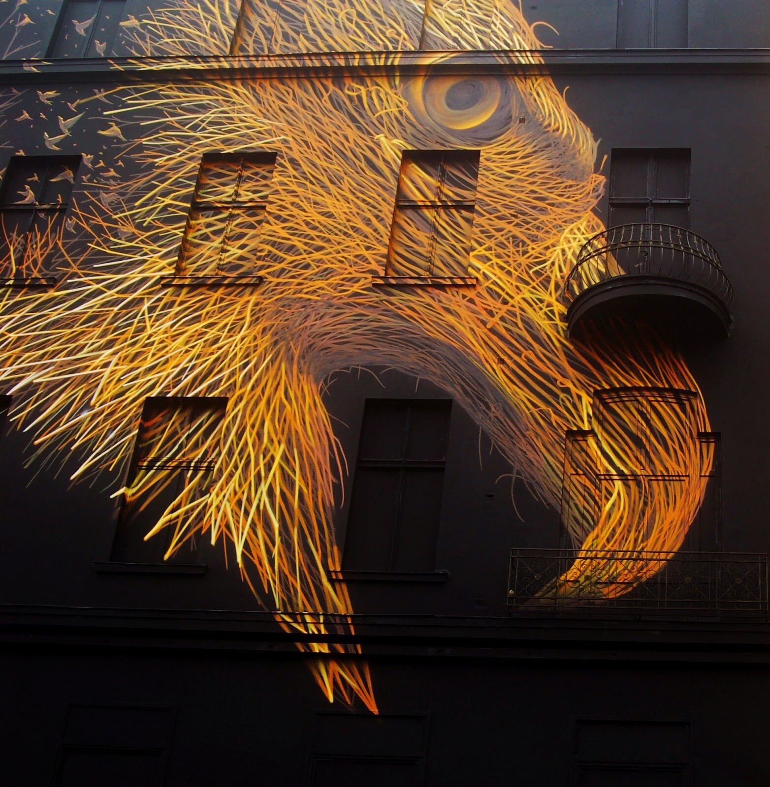 Aigle de filaments dorés — Street art de DALeast à Berlin