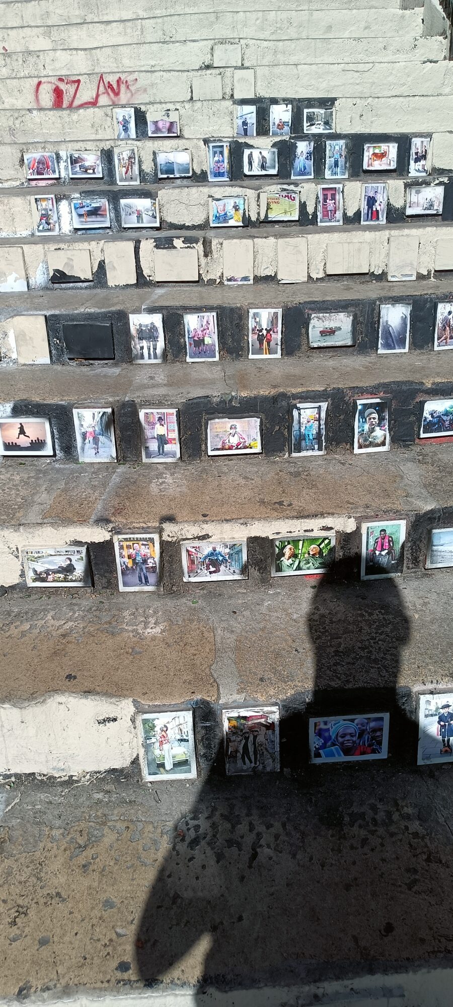 Photographies encastrées dans l'escalier — Street art à Marseille