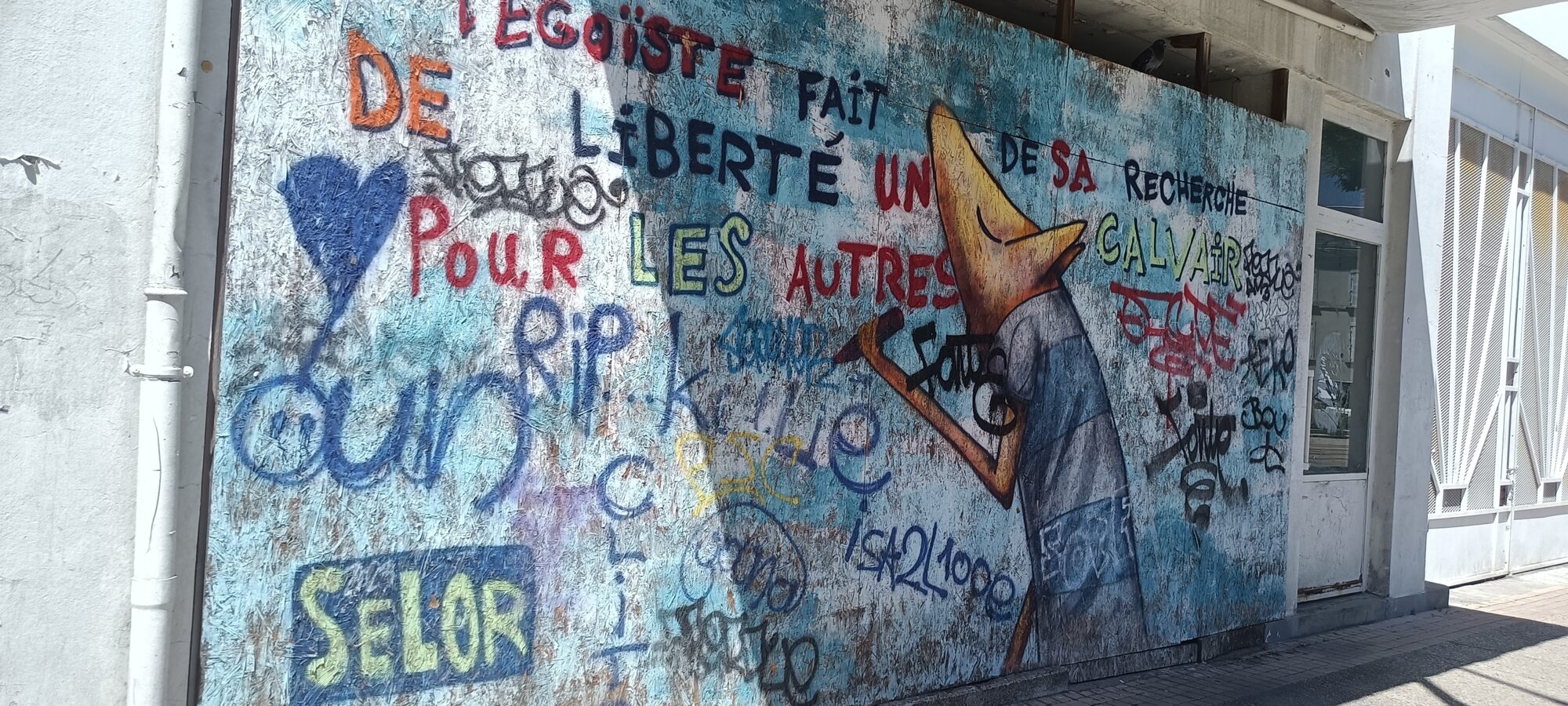 Palissade et phrase peinte — Street art de Selor à Le Mans