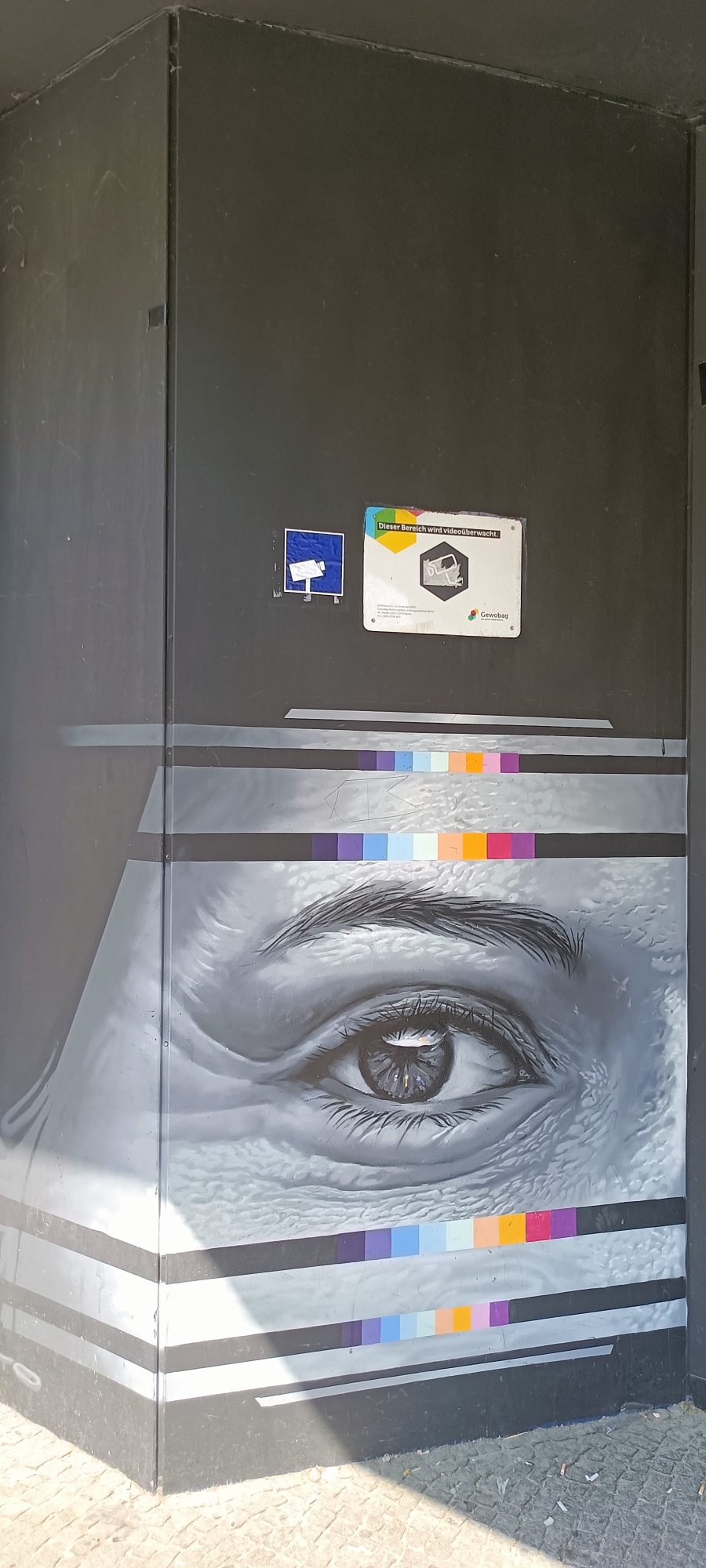 L'œil aux pixels colorés — Street art à Berlin