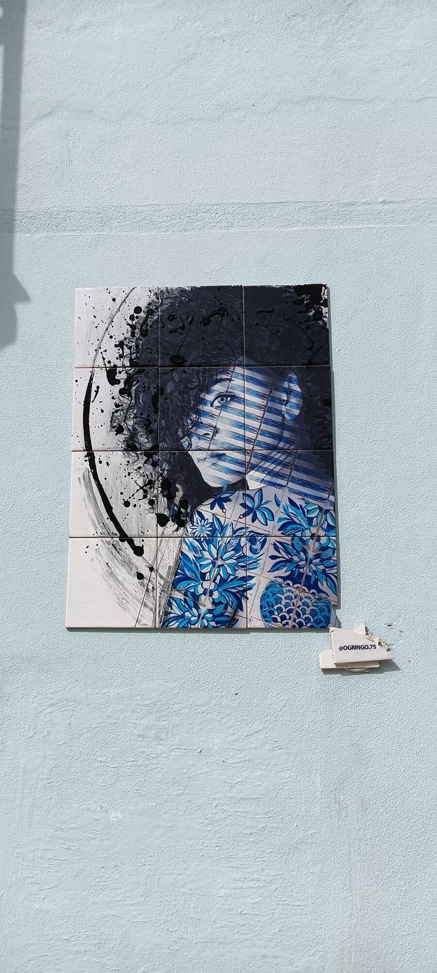 Portrait azulejo aux éclaboussures d'encre — Street art de O Gringo à Lisboa