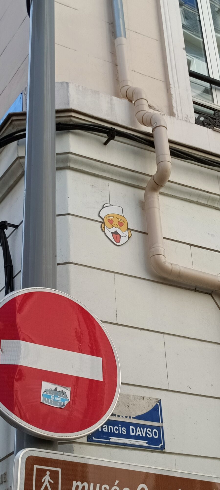 Sticker émoji aux yeux en cœur — Street art à Marseille