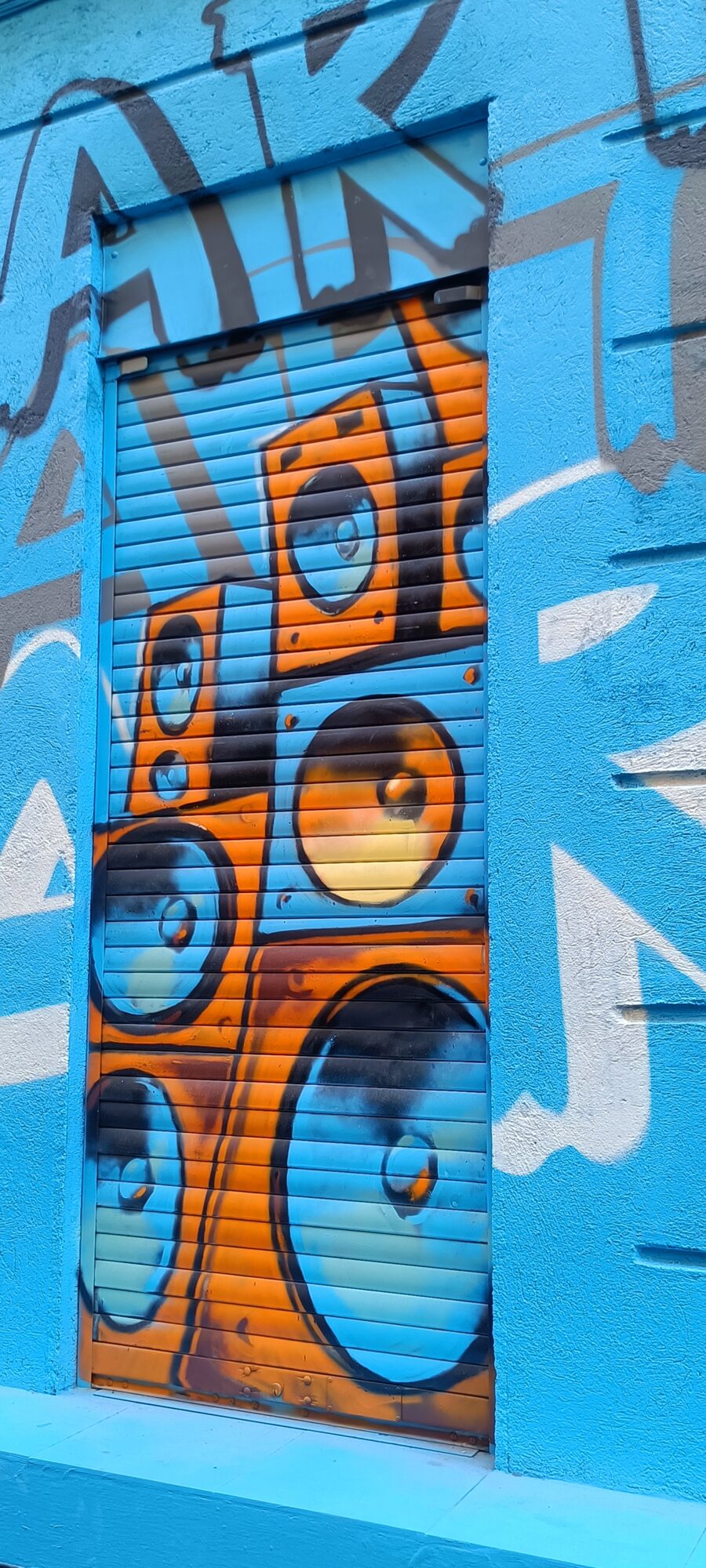 Porte aux enceintes orange et bleues — Street art à Marseille