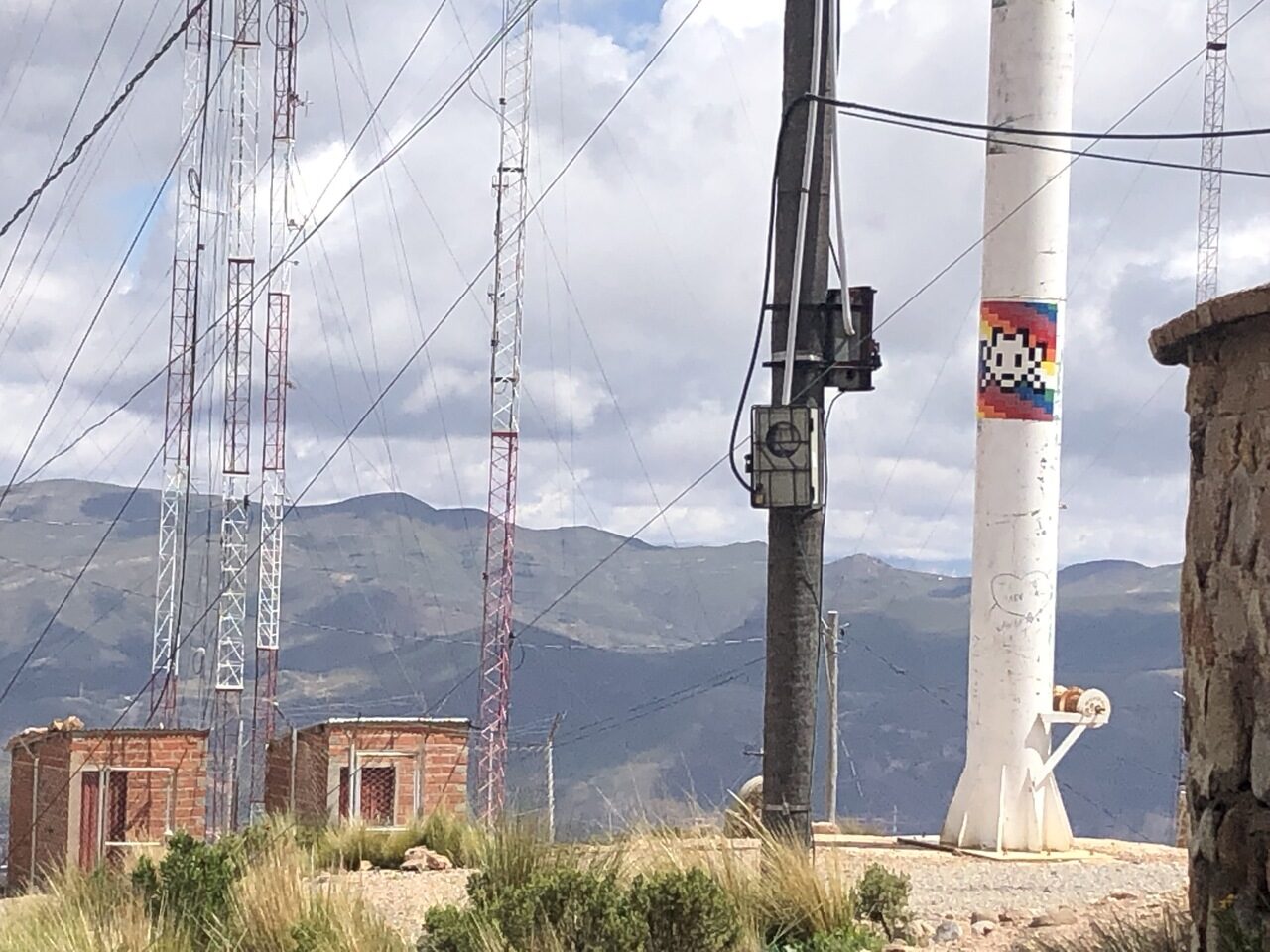 POTI_17, Space Invader de Camino Norte a la Cima del Cerro Rico — Street art de Invader à Potosí
