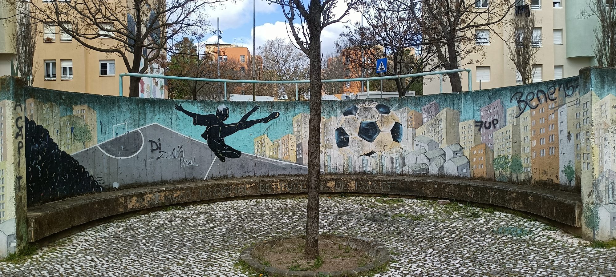 Footballeur et Panorama Urbain — Street art à Lisbon