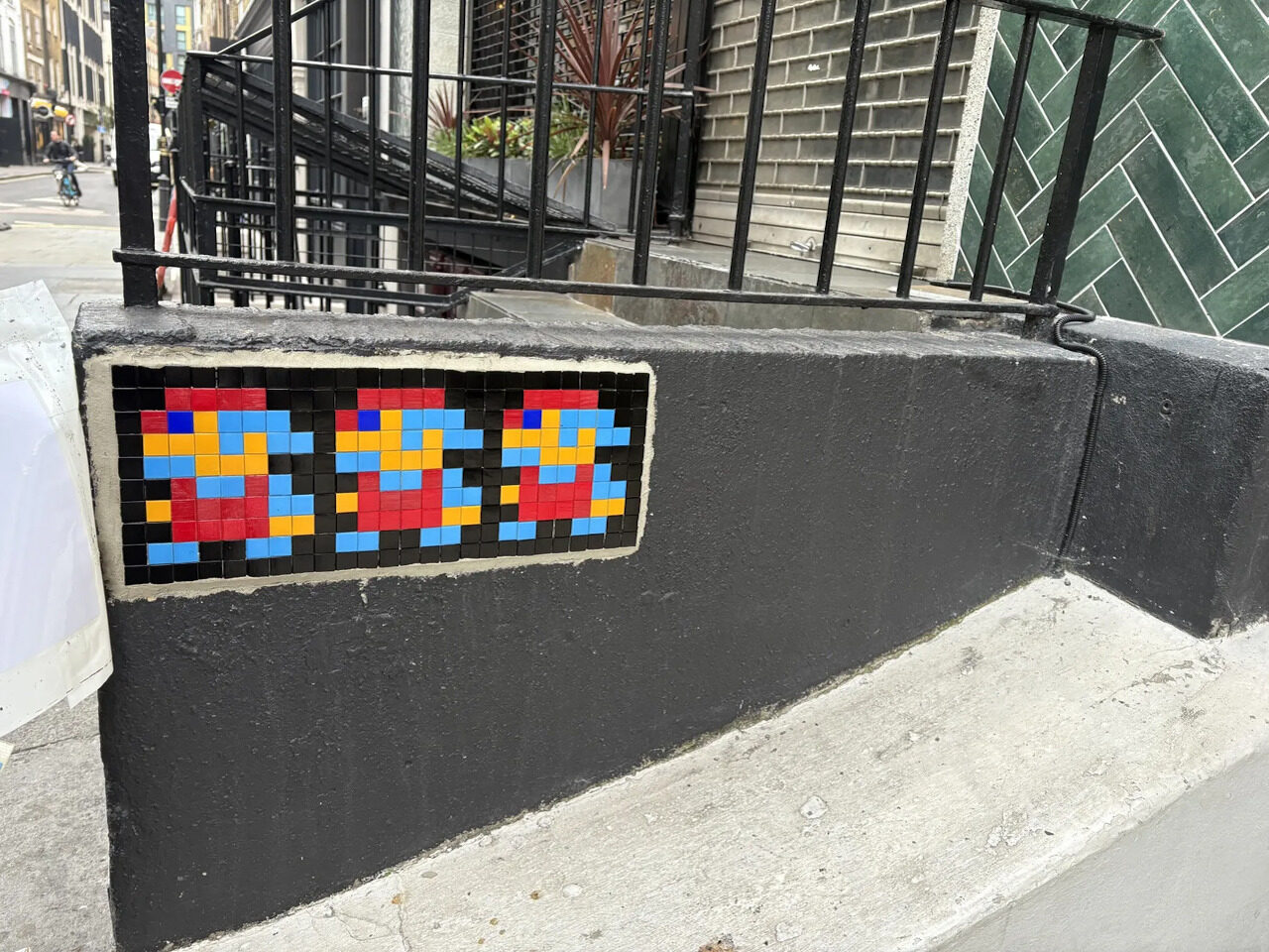 LDN_92, Space Invader on 19-20 Noel Street — Street art by Invader in London