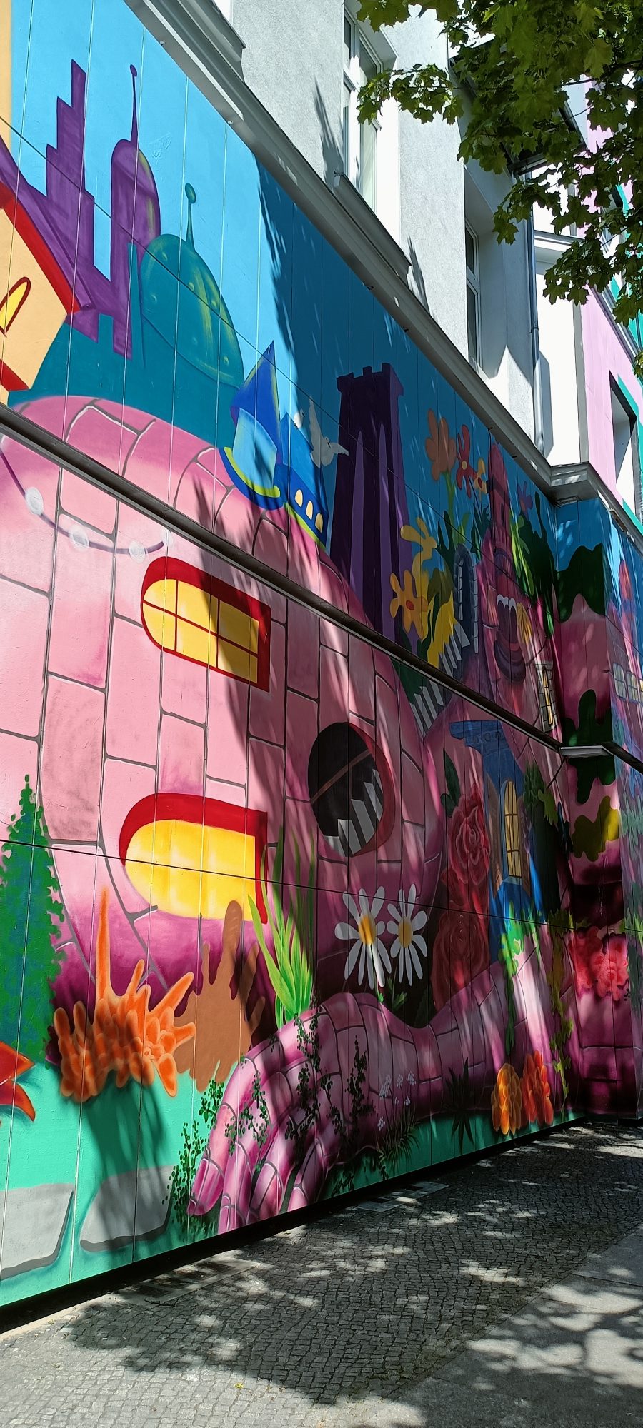 Château rose du mur fantastique — Street art à Berlin