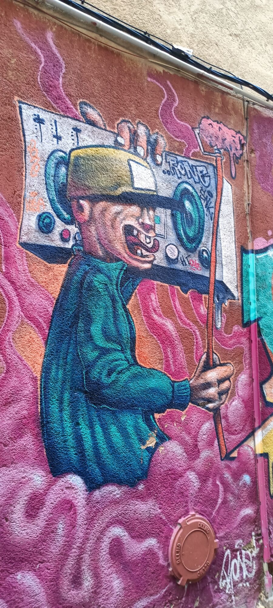Porteur de boombox au rouleau rose — Street art à Marseille