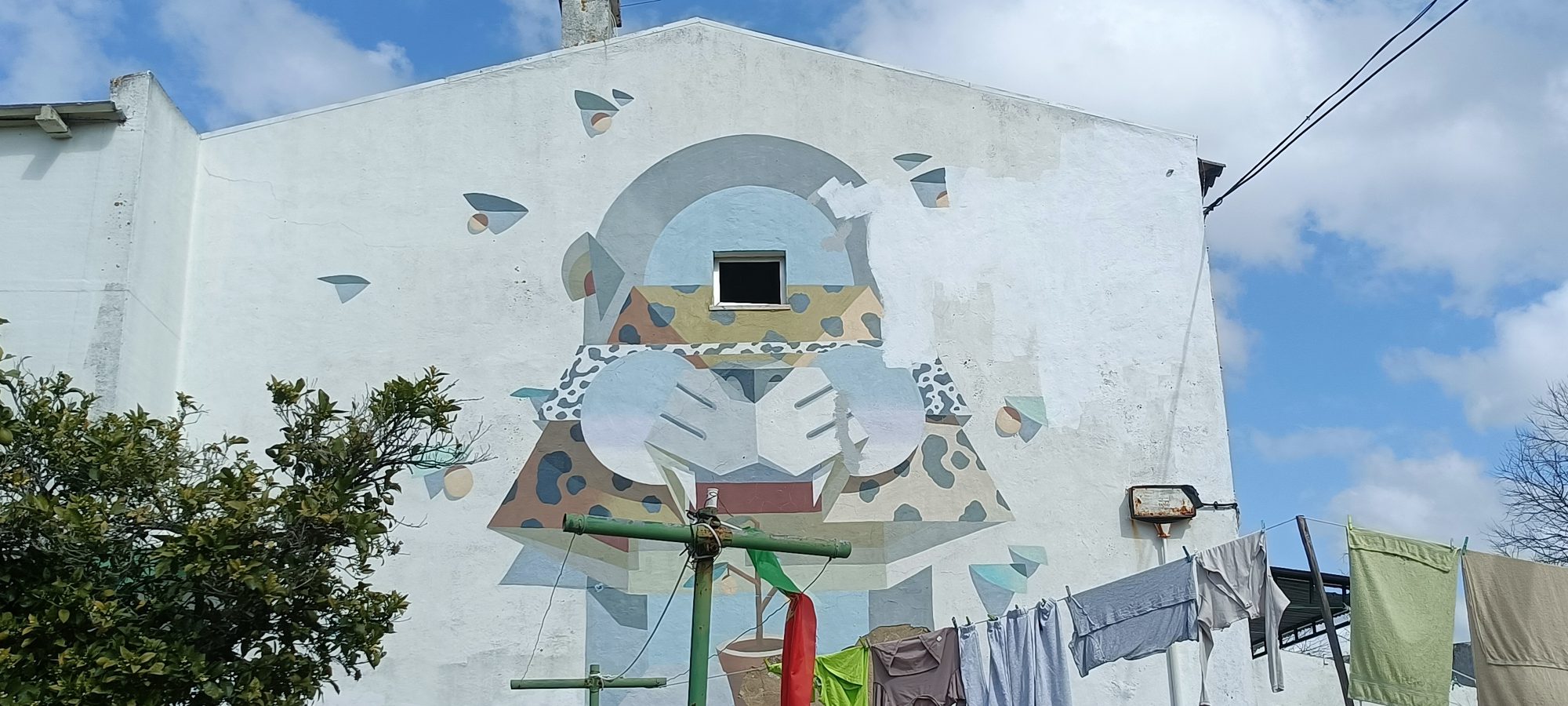 Créature géométrique camouflée — Street art à Lisbon
