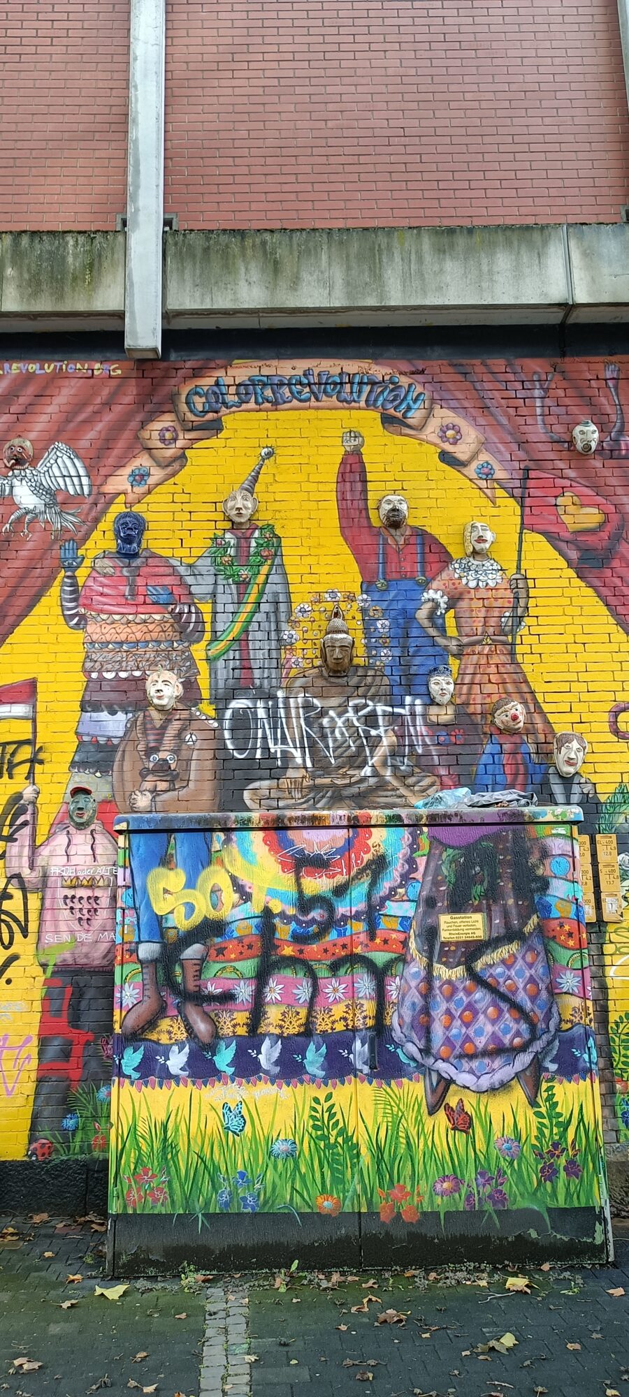 Colorrevolution, la ronde des masques — Street art de Colorrevolution e.V. à Köln