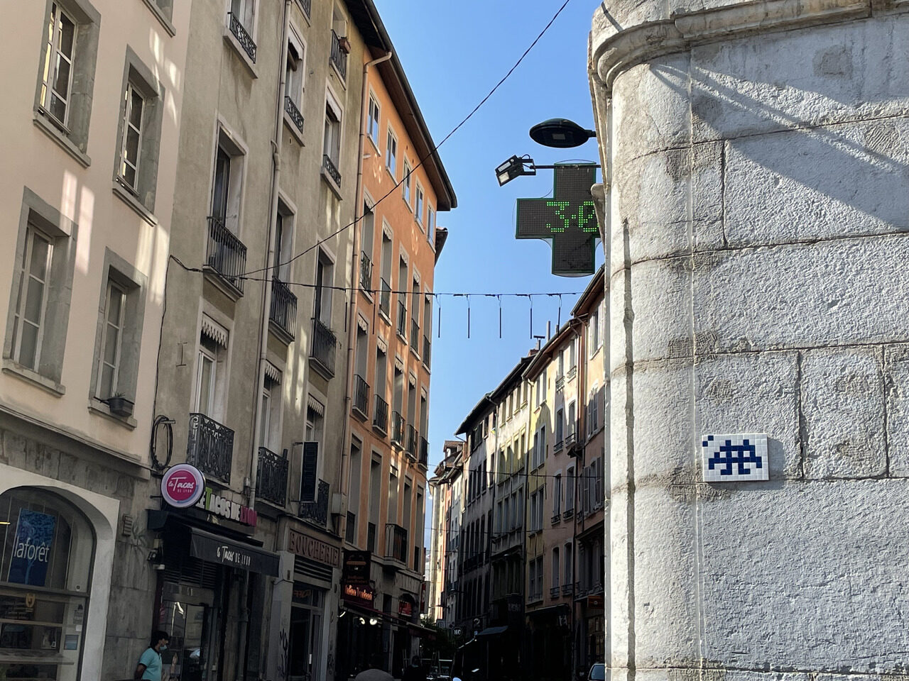 GRN_04, Space Invader de la place Notre-Dame — Street art de Invader à Grenoble