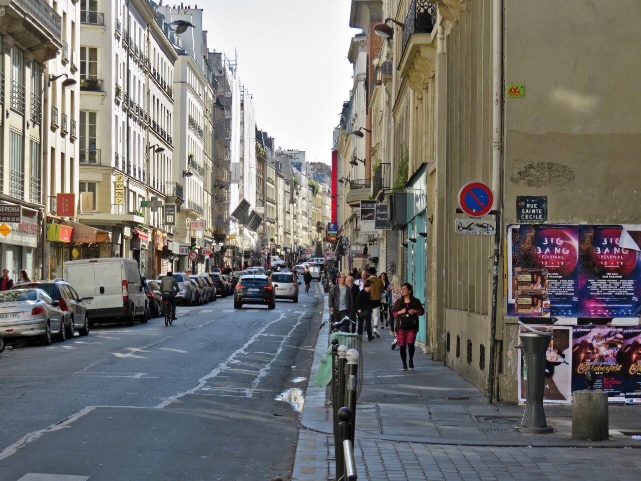 PA_327, Space Invader on 27 Rue du Faubourg Poissonnière — Street art by Invader in Paris