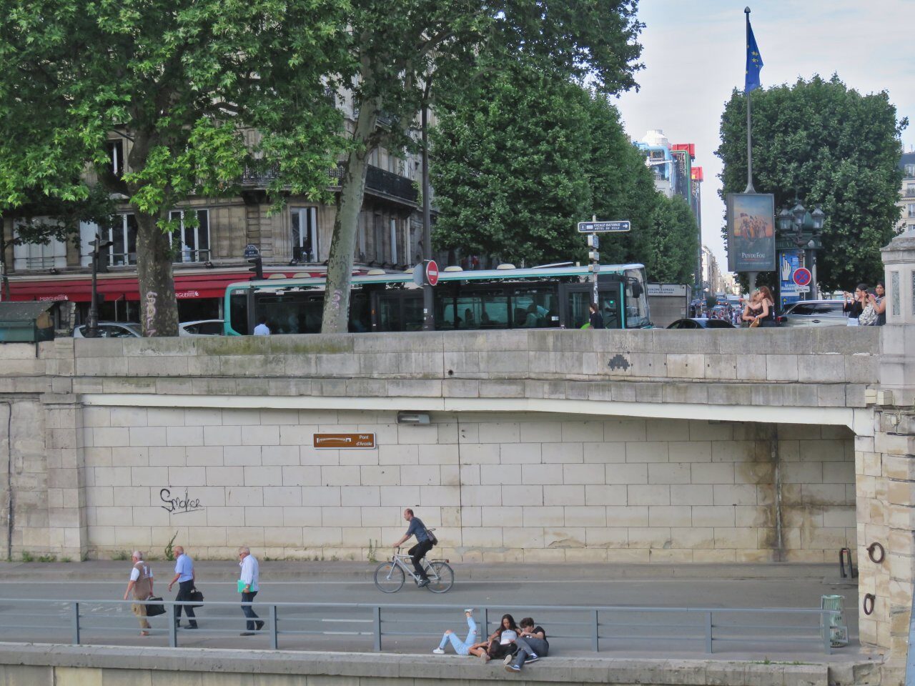 PA_148, Space Invader du pont d'Arcole — Street art de Invader à Paris
