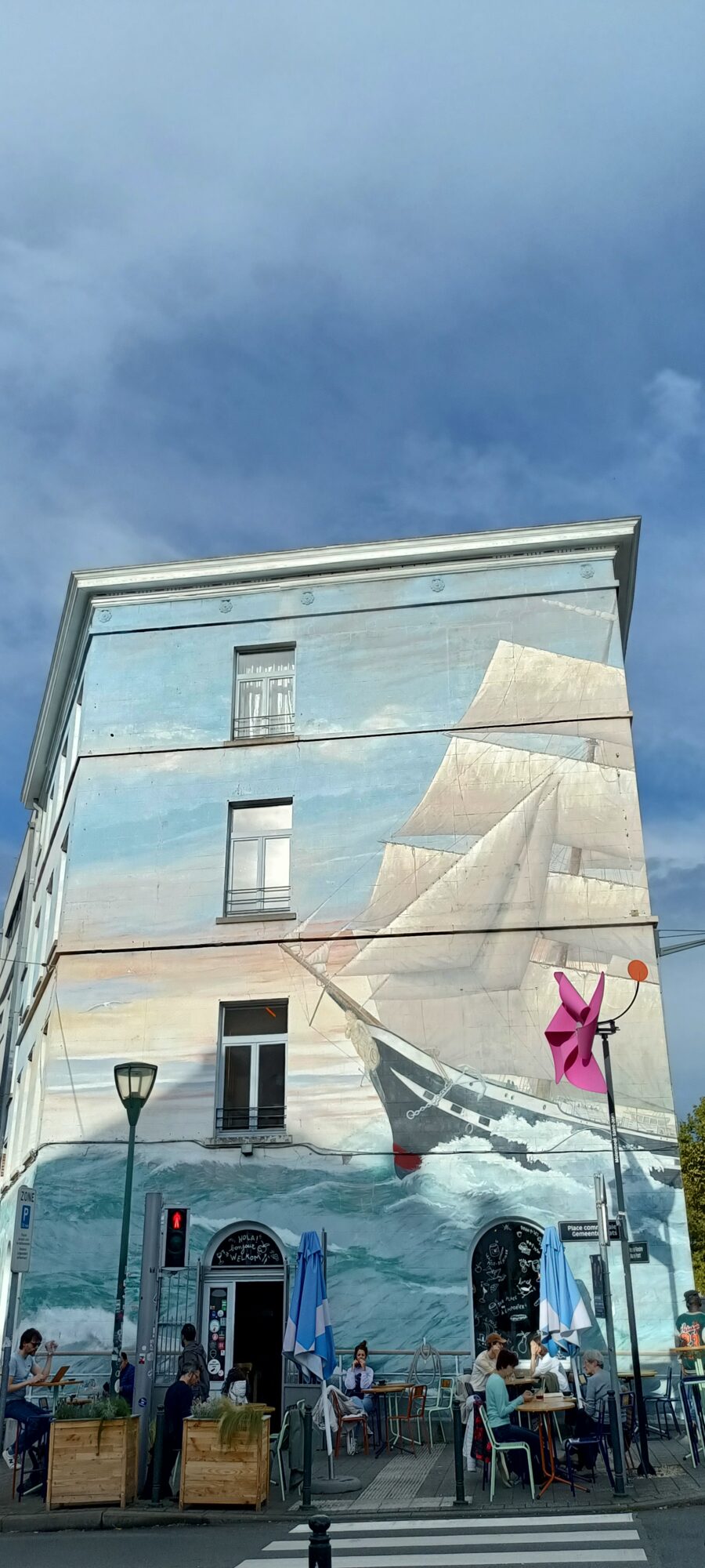 Trois-mâts sur la façade d'angle — Street art à Molenbeek-Saint-Jean