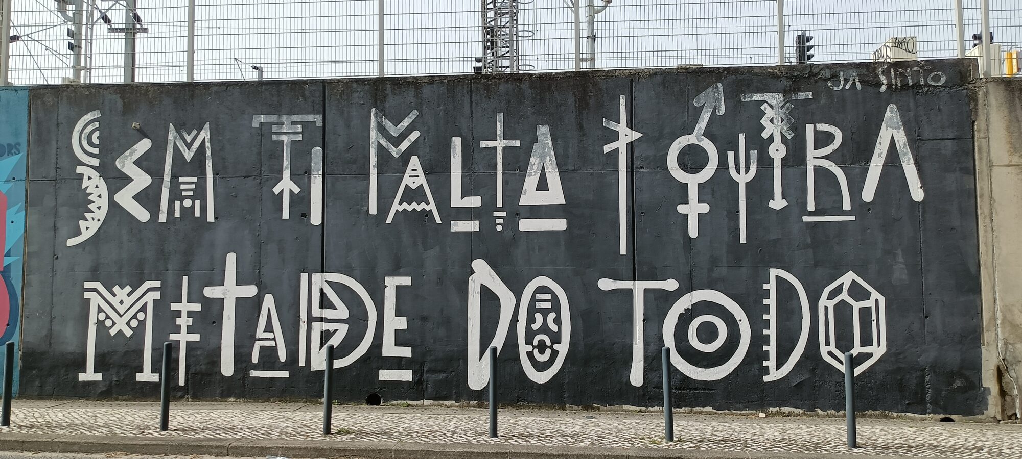 Sem ti falta-me a outra metade do todo — Street art à Lisboa