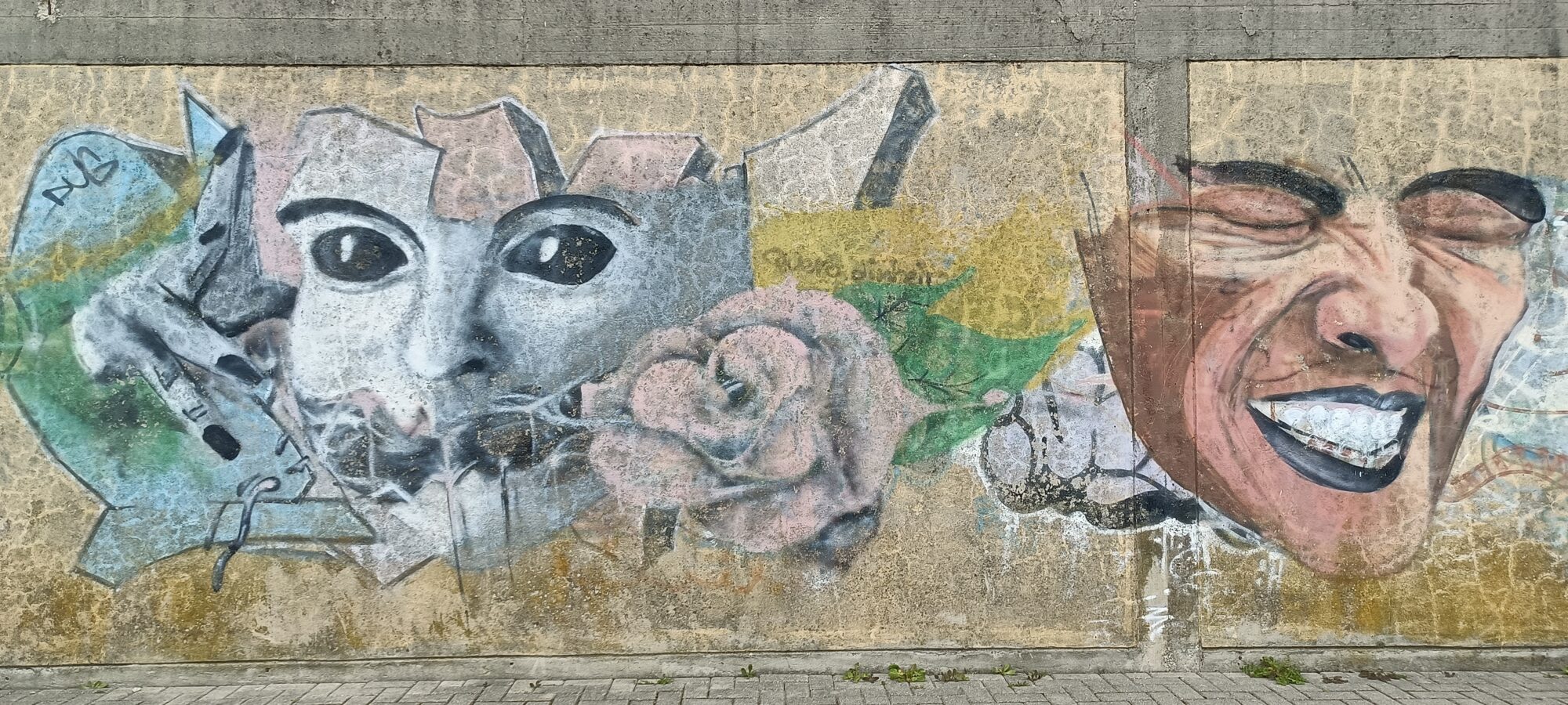 Masque, rose et visage hilare — Street art à Almada