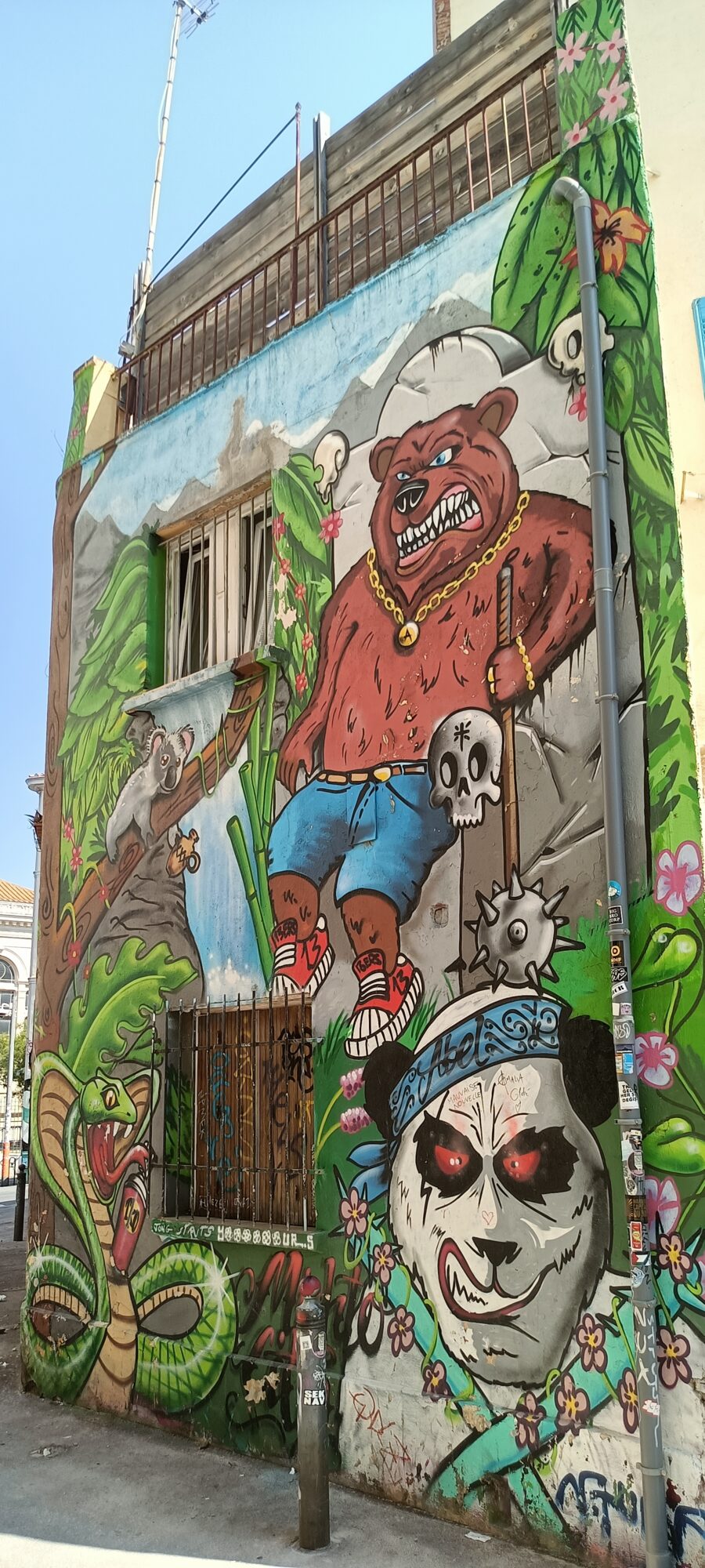 The mace-wielding bear by Abel — Street art by Abel in Marseille