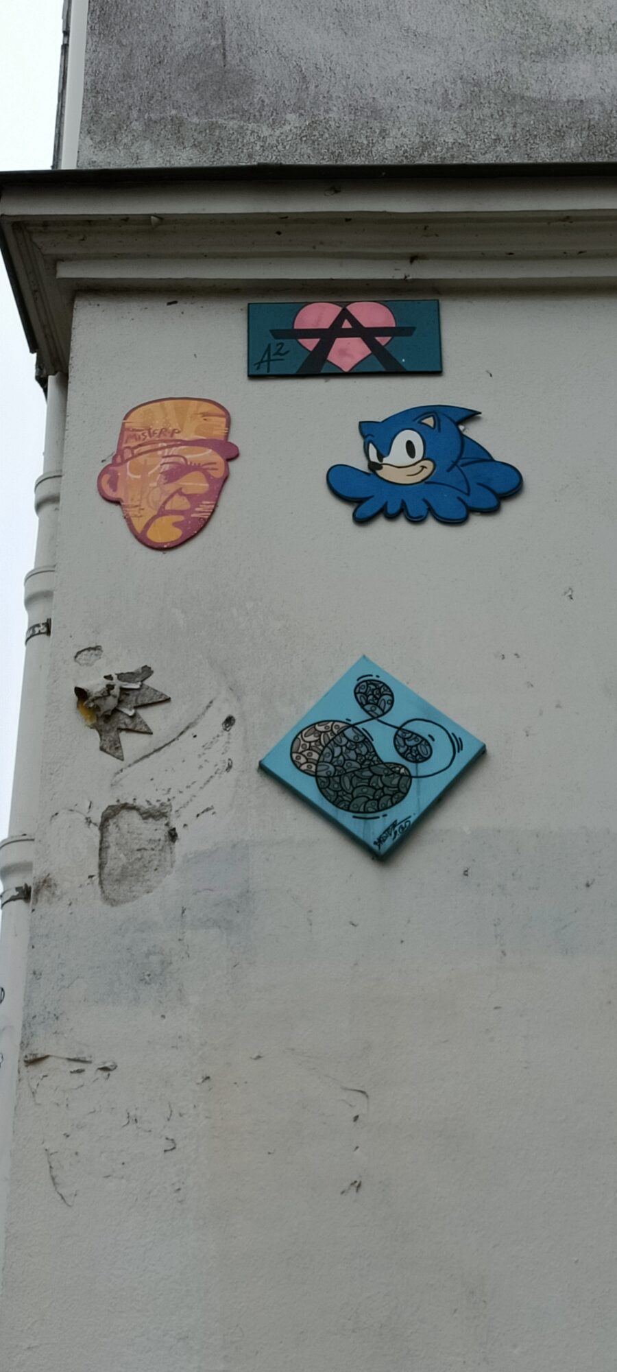 Sonic et cœur A2 sur l'angle blanc — Street art de A2 à Paris
