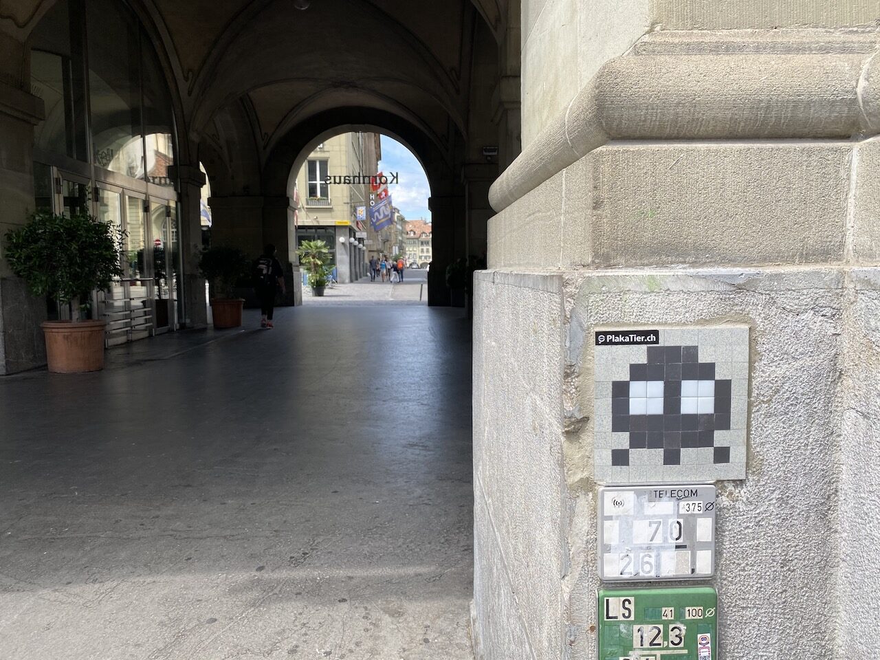 BRN_11, Space Invader de Schmiedenplatz 1–5 — Street art de Invader à Bern