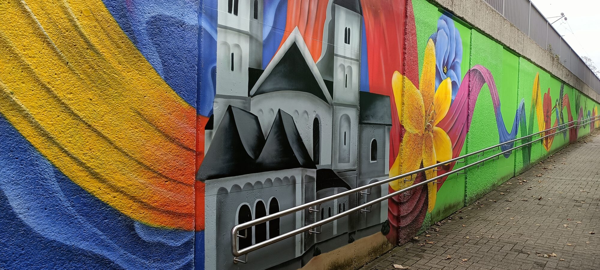 L'église d'Erkrath aux rubans colorés — Street art de NEANDERARTgroup à Erkrath